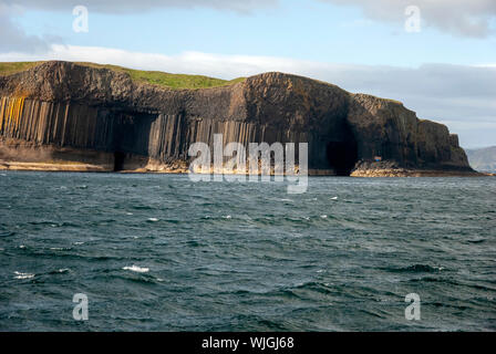 Eingang zum fingal Höhle Insel Staffa der Inneren Hebriden Schottland United Kingdom Sechsecke hexagonally Paläozän lava Basaltsäulen Gelenkwelle Natio Stockfoto