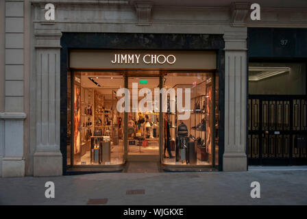 Luxus Britische Mode Designer Jimmy Choo Shopfront Passeig de Gracia Barcelona Katalonien Spanien Außenansicht Gold Doppel Fensterfronten shop shop Stockfoto