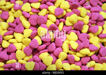 Saure Gummibärchen Marmelade, Bunte Jelly candy Herz geformt. Pink und Gelb Kaugummi Bonbons für Hintergrund Stockfoto