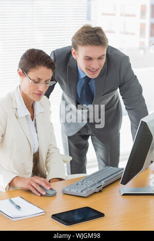 Intelligent business Paar mit Computer im Büro Schreibtisch gekleidet Stockfoto