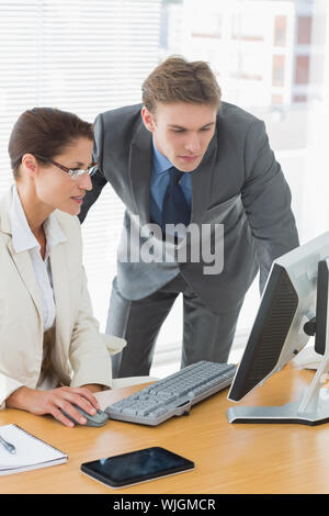 Intelligent business Paar mit Computer im Büro Schreibtisch gekleidet Stockfoto