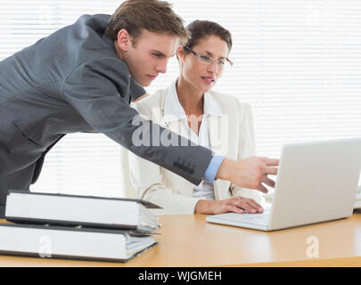 Intelligent business Paar mit Laptop im Büro Schreibtisch gekleidet konzentriert Stockfoto
