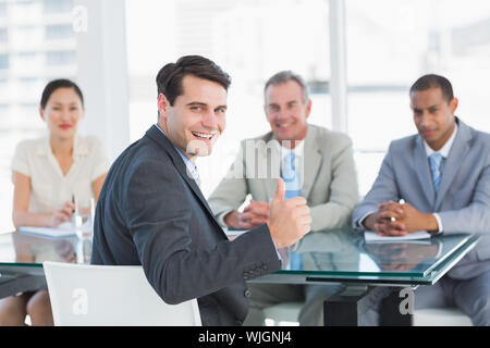 Porträt eines Executive Gestik Daumen hoch mit Recruiter bei einem Bewerbungsgespräch im Büro Stockfoto