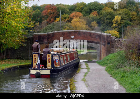 Schmale Boot unter Brücke 38 auf Caldon canal Stockfoto