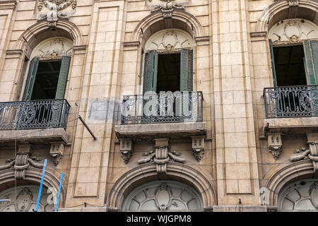 Blick auf einem historischen Balkon in Salta, Argentinien, Südamerika an einem sonnigen Tag. Stockfoto