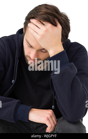 Nahaufnahme einer betonte hübscher junger Mann mit weißem Hintergrund Stockfoto