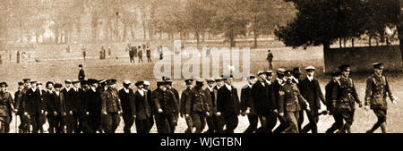 WWI - eine Momentaufnahme der neuen britischen Rekruten um Hyde Park, London marschieren Stockfoto