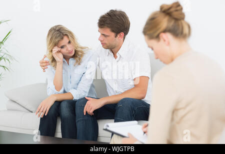 Junges Paar an einem Treffen mit einem Finanzberater zu Hause Stockfoto