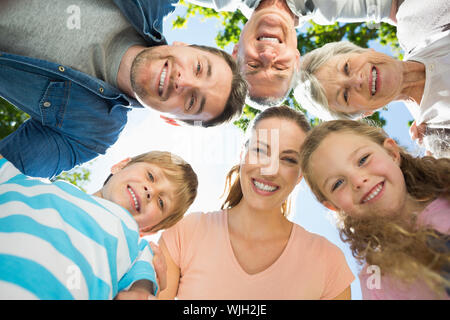 Low Angle Portrait einer Großfamilie, die Unordnung im Park Stockfoto