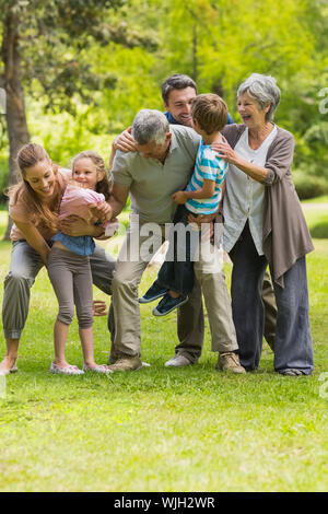Volle Länge des eine erweiterte Familie spielen im Park Stockfoto