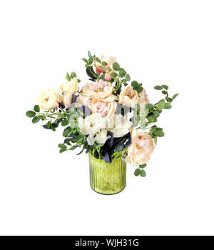 Rosa und gelben Blüten, Knospen. Die dekorativen Blumenstrauß für den Innenraum in ein grünes Glas Vase auf einem weißen Hintergrund. Stockfoto