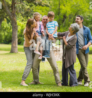Volle Länge des eine erweiterte Familie spielen im Park Stockfoto