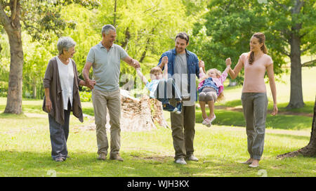 Volle Länge des eine erweiterte Familie spielen im Park Stockfoto