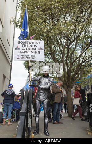 College Green, London, UK. 3. September 2019. Eine pro-Europa Förderer zeigt außerhalb der Häuser des Parlaments. Der Premierminister, Boris Schwartz steht vor einer Rebellion durch konservative Abgeordnete über die Pläne der britischen effektiv zu blockieren die EU verlassen, ohne ein Abkommen am 31. Oktober. Die Tories Rebellen einen Antrag im Parlament für eine neue Gesetzgebung Brexit bis Januar 2020 zu verzögern. Es sei denn, die Regierung stimmt Kein-deal beenden oder ein neues Widerrufsrecht Abkommen mit der EU. Stockfoto