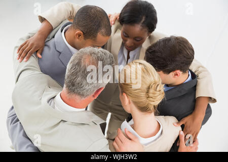 Schließen Business Team umfassend in einem Kreis im Büro Stockfoto
