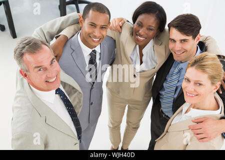 Schließen Business Team verinnerlichen und sich ein Lächeln auf die Kamera im Büro Stockfoto