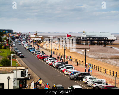Cleethorpes Pier im Hintergrund im Blick auf die Promenade und den Strand von North East Lincolnshire Resort Stockfoto