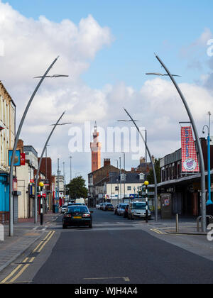 Grimsby Wahrzeichen dock Turm durch die bogenförmige Straßenlaternen von Freeman Straße in die North East Lincolnshire Stadt gerahmt Stockfoto