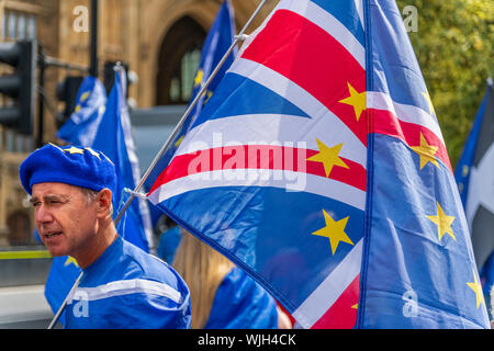 Westminster, London, England. 3. September, 2019. Ein Stop Brexit Demonstrator verbindet Kolleginnen und Demonstranten auf der Oberseite der Putsch" Rally außerhalb der Häuser des Parlaments. Terry Mathews/Alamy leben Nachrichten Stockfoto