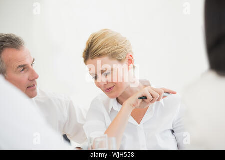 Happy Geschäftsfrau hören während einer Sitzung im Büro Stockfoto