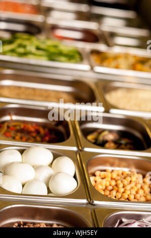 Sortiment von Lebensmitteln in die Fächer ausgebreitet auf einem Restaurant-Zähler Stockfoto
