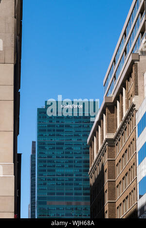 Salesforce Turm Hauptsitz an der 6th Avenue gesehen, die aus der Verschneidung von E 41st Street und Madison Avenue, New York, USA Stockfoto