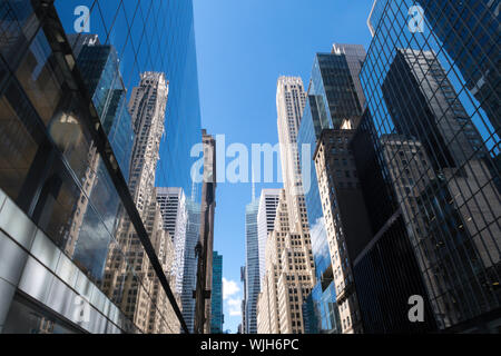 Reflexionen der Wolkenkratzer in der Schlucht entlang der 42. Straße, Blick nach Westen, NEW YORK CITY, USA Stockfoto