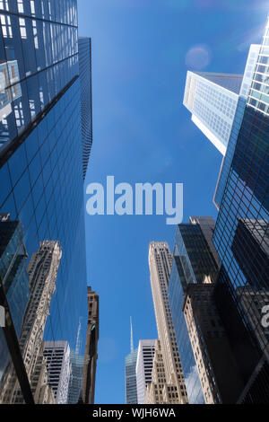 Reflexionen der Wolkenkratzer in der Schlucht entlang der 42. Straße, Blick nach Westen, NEW YORK CITY, USA Stockfoto