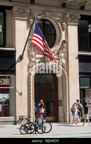 Menschen, die an einem sonnigen Nachmittag außerhalb der 141 Fifth Avenue spazieren, NYC, USA Stockfoto