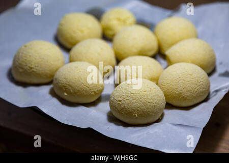 Pao De Queijo (Brasilianische Käse Brot) eine leckere und köstliche Snack mit Tapioka Mehl und Käse. Hausgemachte bereit zu essen Stockfoto