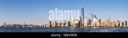 New York City Skyline mit wolkenlosem Himmel kurz vor dem Sonnenuntergang, USA. Stockfoto