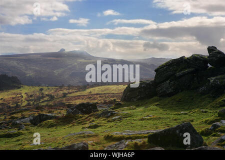 Haytor Felsen, über die Moorlandschaft von Hound Tor, Dartmoor, Devon, UK gesehen Stockfoto