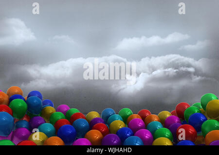 Viele bunte Ballons in trübe Zimmer Stockfoto