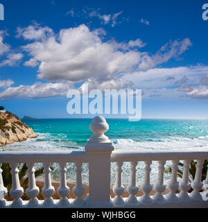 Benidorm Balcon del Mediterraneo Mittelmeer weiße Balustrade in Alicante Spanien Stockfoto
