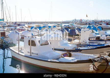 Javea in Alicante Fischerboote im Meer der spanischen Mittelmeerküste Stockfoto