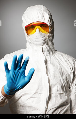 Wissenschaftler in Schutzkleidung, Brille und Atemschutz Stockfoto