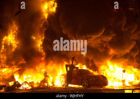 Crema Valencia Fallas am März 19 Nacht brannte alle Zahlen als Ende der Feier Stockfoto