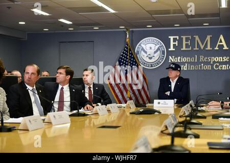 Präsident Donald Trump führt ein Hurrikan Dorian Briefing in der Federal Emergency Management Agency, Washington, D.C, September, 2019. Sept. 1, 2019. (U.S. Army National Guard Foto von Sgt. 1. Klasse Jim Greenhill) Mit freundlicher Sgt. 1. Klasse Jim Greenhill/National Guard Bureau. () Stockfoto