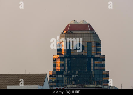 Blick von der Spitze der Mode Sathorn Hotel auf dem neuen Gebäude in der Umgebung im Stadtteil Sathorn, Bangkok, Thailand Stockfoto