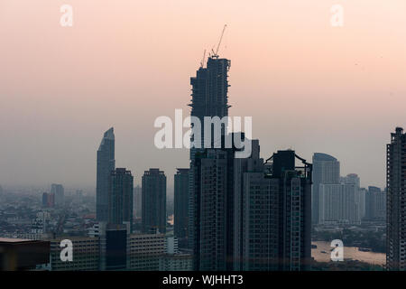 Blick von der Spitze der Mode Sathorn Hotel auf dem neuen Gebäude in der Umgebung im Stadtteil Sathorn, Bangkok, Thailand Stockfoto