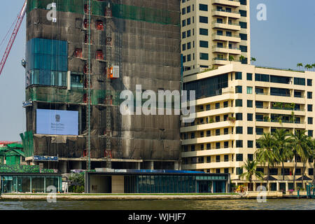 Neue Gebäude im Bau am Ufer des Chao Phraya Fluss in Bangkok, Thailand Stockfoto