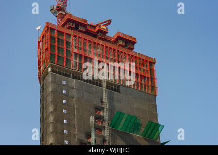 Neue Gebäude im Bau am Ufer des Chao Phraya Fluss in Bangkok, Thailand Stockfoto