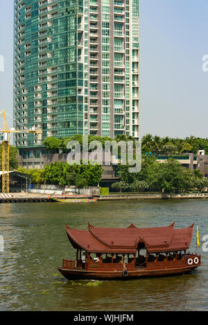 Neue Gebäude im Bau am Ufer des Chao Phraya Fluss in Bangkok, Thailand Stockfoto