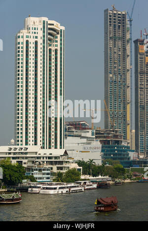 Neue Gebäude im Bau am Ufer des Chao Phraya Fluss in Bangkok, Thailand Stockfoto