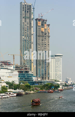 Neue Gebäude im Bau am Ufer des Chao Phraya Fluss in Bangkok, Thailand Stockfoto