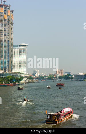 Neue Gebäude im Bau am Ufer des Chao Phraya Fluss in Bangkok, Thailand Stockfoto