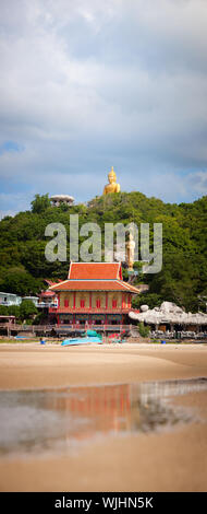 Vertikales Panorama der wunderschönen Tempelanlage und Strand in Khao Tao in der Nähe von Hua Hin, Thailand Stockfoto