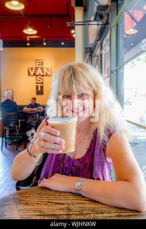 Frauen genießen Kaffee in JJ Bean Coffee Shop, East Vancouver, British Columbia, Kanada Stockfoto