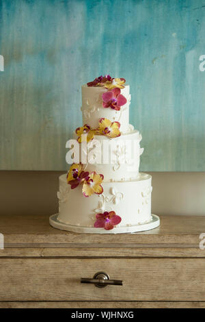 3 tier Hochzeitstorte mit Orchidee Blütenblätter Stockfoto