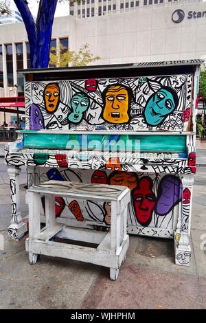 Eine strasse Wandmalerei auf einer öffentlichen Piano in der Innenstadt von Denver. Stockfoto